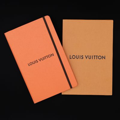 deux carnets Louis Vuitton sur fond noir
