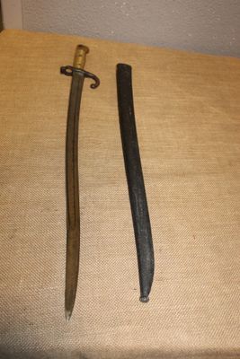 Deux vieilles épées sont posées l'une à côté de l'autre sur une table.