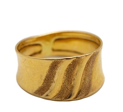 gros plan d'une bague en or sur fond blanc