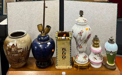 de nombreux vases différents exposés sur la table