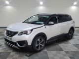 le SUV blanc est garé dans une pièce au sol en damier