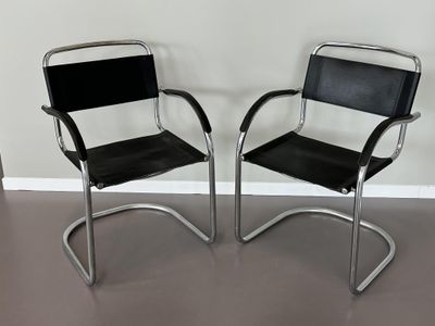 paire de chaises « cantilever » en chrome et cuir noir