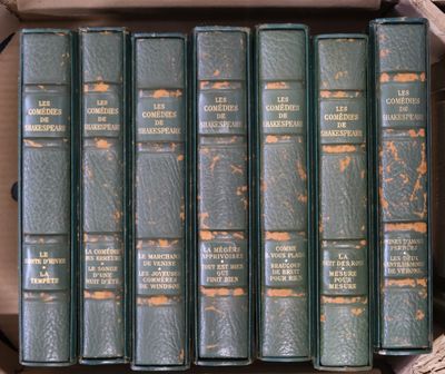 plusieurs livres dans une boîte sur une table