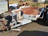un camion attelé à une remorque, garé sur un parking