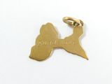 un pendentif en or orné d'un oiseau, sur un fond blanc