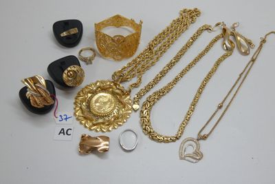 quelques bijoux dorés et noirs, notamment des bagues, des bracelets, des bagues et des bagues
