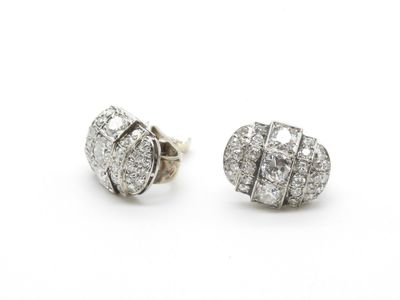 paire de boucles d'oreilles en diamant sur fond blanc