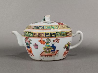 théière en porcelaine chinoise avec couvercle, décorée de personnages et d'animaux