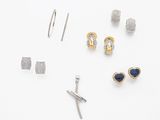 une collection de bijoux comprenant des boucles d'oreilles, des bagues et une croix