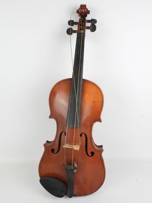 un vieux violon assis sur une surface blanche avec un fond blanc