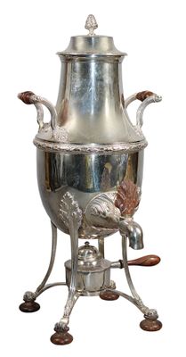 une théière en argent posée sur un socle, sur fond blanc