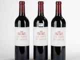trois bouteilles de vin rouge posées côte à côte sur une table