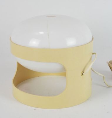 une lampe blanche et jaune posée sur une table