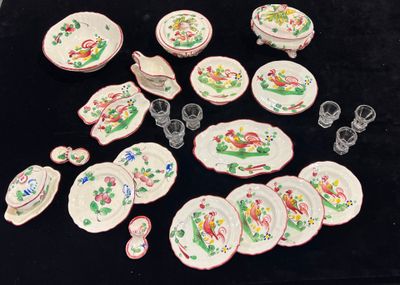 de nombreuses assiettes et tasses posées sur une table noire
