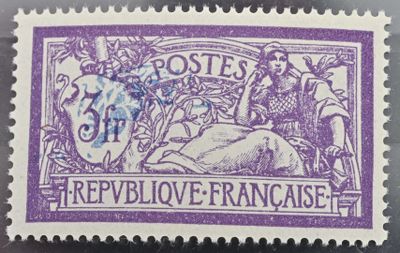 un timbre violet et blanc représentant un homme à cheval