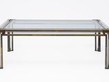 une table basse en verre et en laiton sur fond blanc