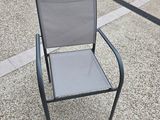 une chaise posée au milieu de la rue