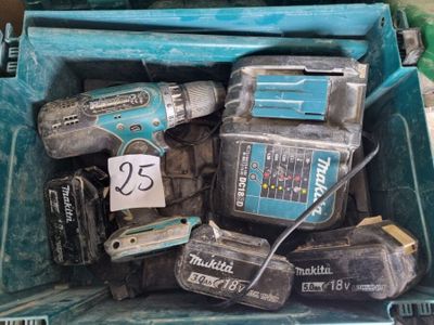 de nombreux outils dans une boîte sur laquelle est apposée une étiquette de prix