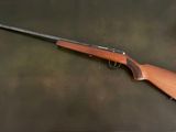 un fusil posé sur une table, sur fond noir