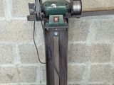 une machine posée sur une table dans une pièce