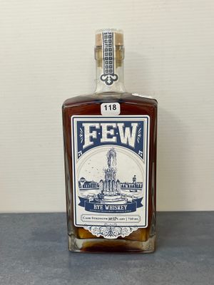 une photo d'une bouteille de whisky posée sur une table