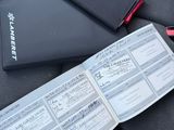 un passeport et un téléphone portable posés sur un siège de voiture