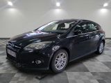 une photo d'une voiture noire dans un showroom