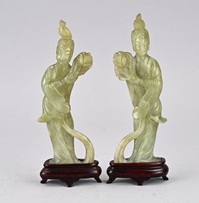 paire de figurines chinoises en jade sculpté représentant un homme et une femme