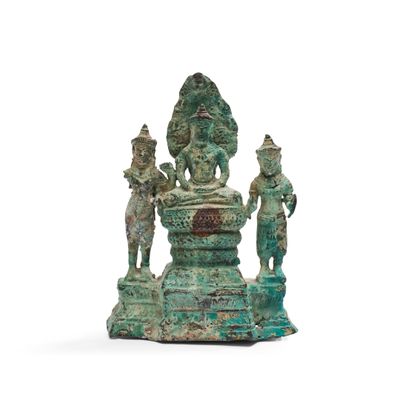 une image représentant une statue d'un homme et d'une femme sur un socle