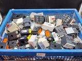une caisse bleue remplie de composants électroniques divers