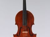 un vieux violon suspendu à une ficelle accrochée au mur