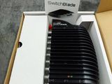une boîte contenant tout un tas de télécommandes