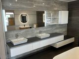 deux lavabos et une baignoire dans la salle de bains