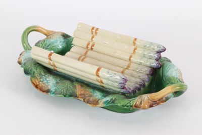 une assiette verte et blanche sur laquelle est disposé un bouquet d'asperges