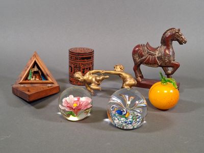 de nombreux objets en verre posés sur une table