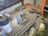 une photo d'un établi dans un garage avec des outils dessus