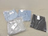 quatre paires de jeans sont emballées dans des sacs en plastique sur un canapé