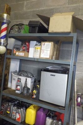 une étagère sur laquelle sont posés divers objets dans une pièce