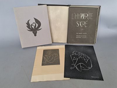 trois livres sont posés les uns à côté des autres sur une table