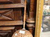 une chaise en bois sur laquelle est posé un panier, à côté d'un miroir