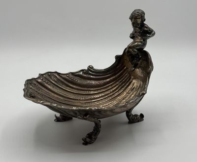 un plateau en argent sur lequel est assise une femme