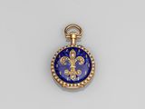 un fermoir en or et lapis-lazuli orné d'un motif de fleur de lys