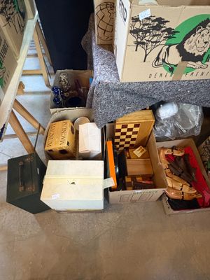 Importante réunion d'embauchoirs, assiettes, vases, bibelots divers. - Photo 1