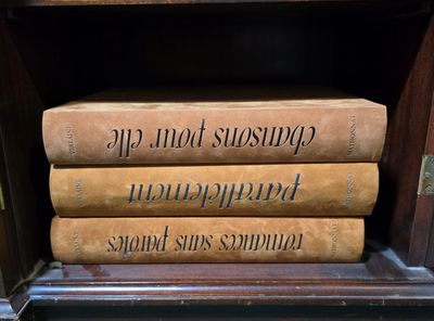 plusieurs livres sont empilés sur une étagère