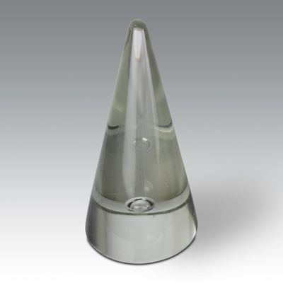 une image représentant un vase en verre transparent muni d'un socle en métal