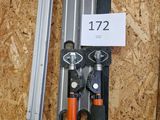 une paire de skis et une paire de pinces exposées