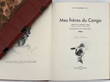 un livre ouvert sur lequel figure l'image d'un chien