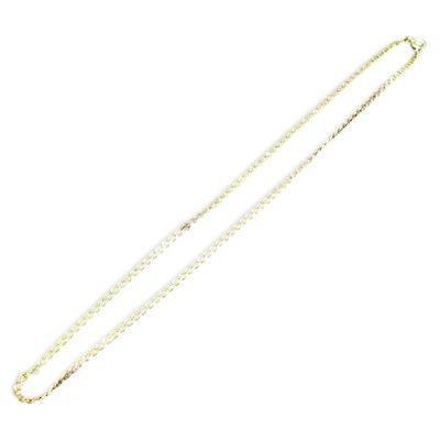 un collier en or avec une chaîne sur fond blanc