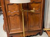 une lampe posée sur un pied devant une armoire
