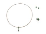 Ensemble collier et boucles d'oreilles avec des pierres vertes sur fond blanc